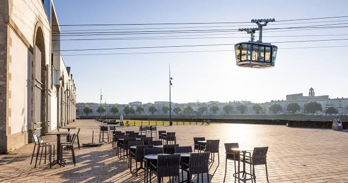 Vue du port de commerce de Brest avec le téléphérique urbain, ville où sont basées les agences web de cet annuaire