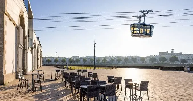 Vue du port de commerce de Brest avec le téléphérique urbain, ville où sont basées les agences web de cet annuaire