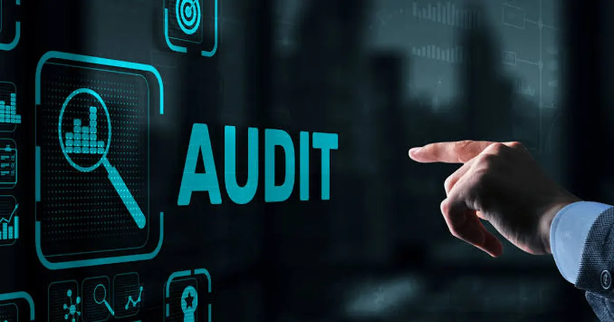 Tableau de bord d'audit SEO gratuit affichant des indicateurs techniques, de contenu et de backlinks