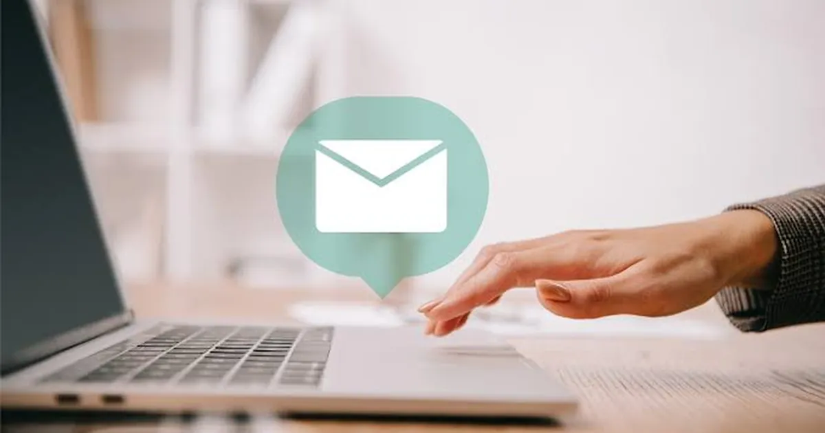 Comparaison visuelle entre une adresse email affichée en clair et un formulaire de contact sécurisé