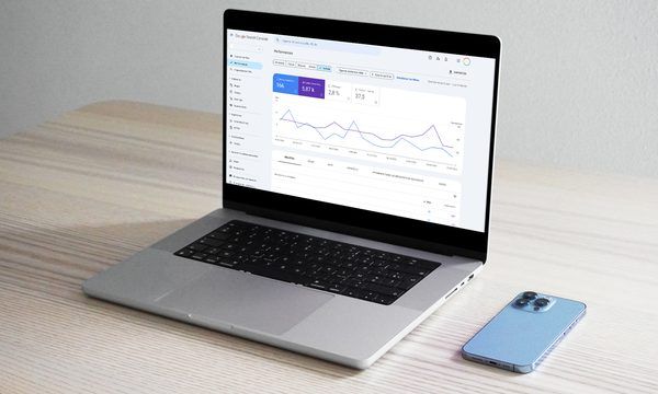 Référencement SEO et GEO, analytics sur écran