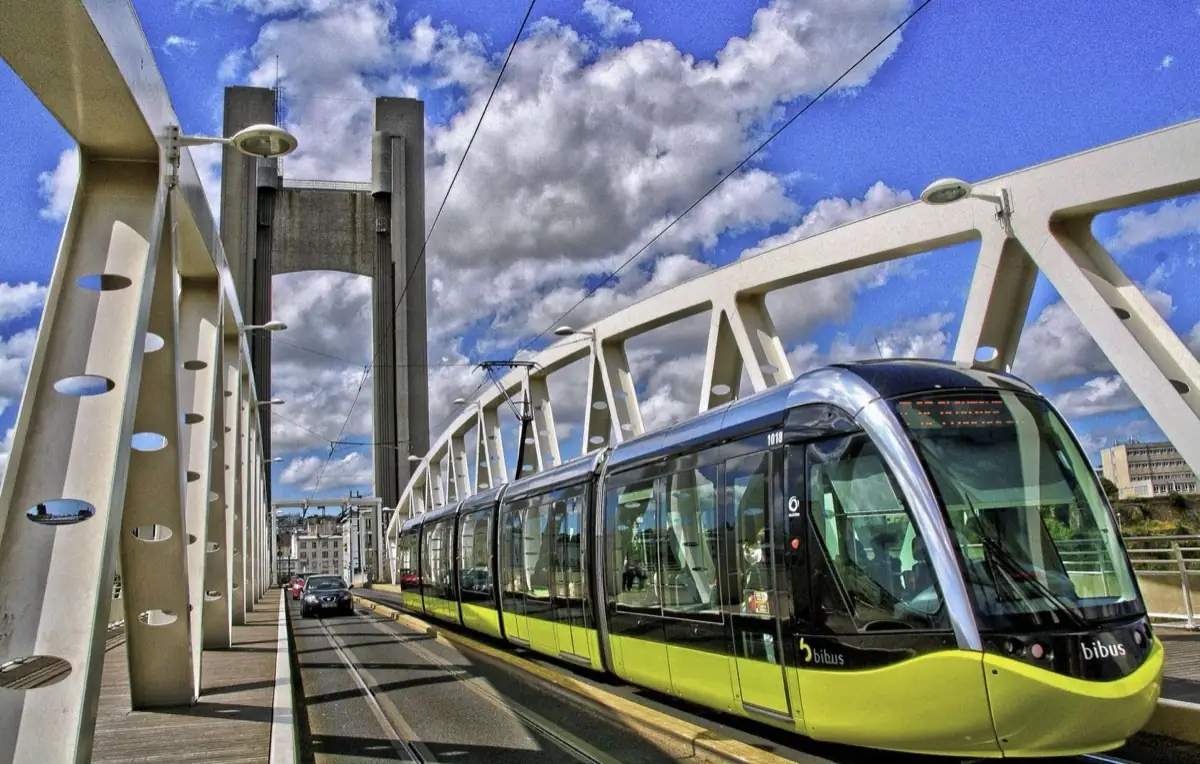 Tramway Bibus sur le pont de la Recouvrance, Brest, Bretagne